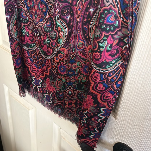 NWOT paisley 🧣 scarf - Picture 2 of 3